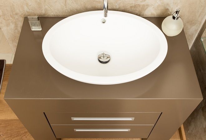 Ein Waschbecken im Badezimmer mit einem Seifenspender daneben