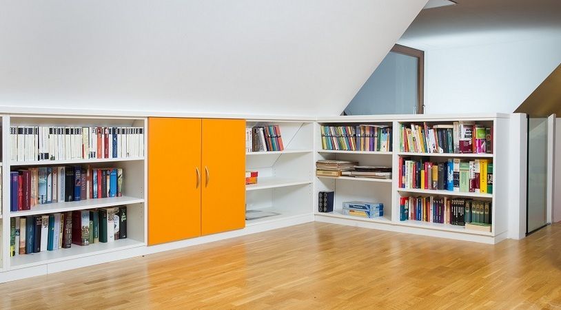 In den Regalen in diesem Raum stehen viele Bücher.