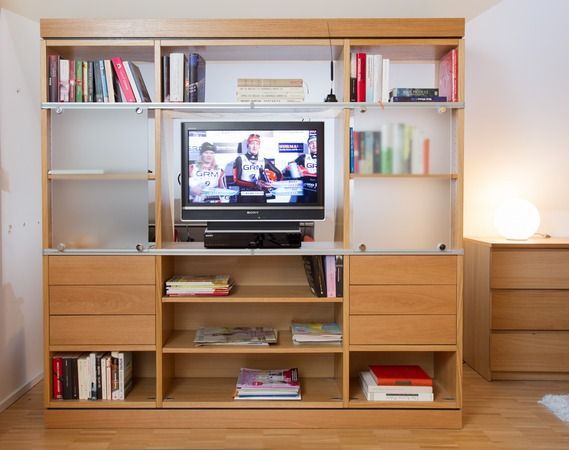 Ein Fernseher steht auf einem hölzernen Entertainment-Center