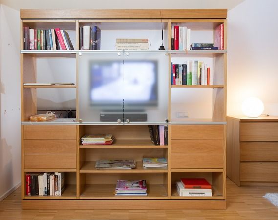 Ein hölzernes Entertainment-Center mit Büchern und einem Flachbildfernseher