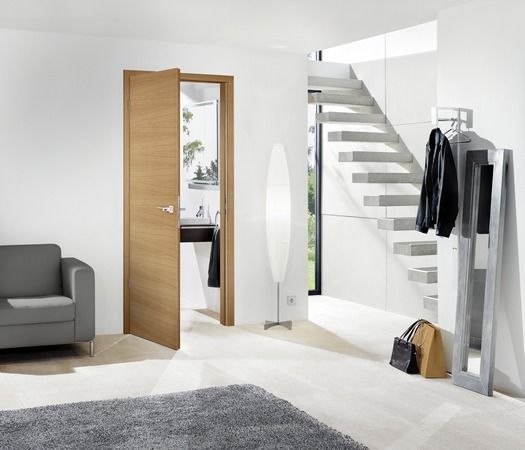 Ein Wohnzimmer mit einer Treppe und einem Stuhl