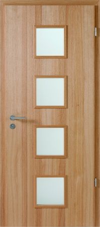 Eine Holztür mit vier quadratischen Fenstern und einem Griff.