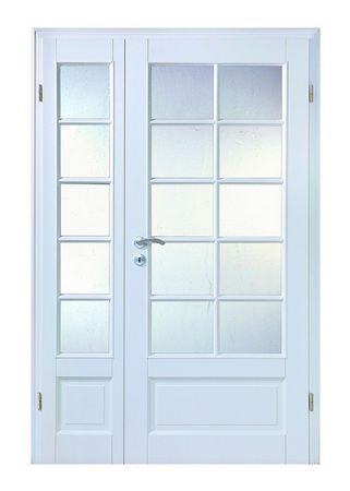 Eine weiße Doppeltür mit klarem Glas auf weißem Hintergrund.