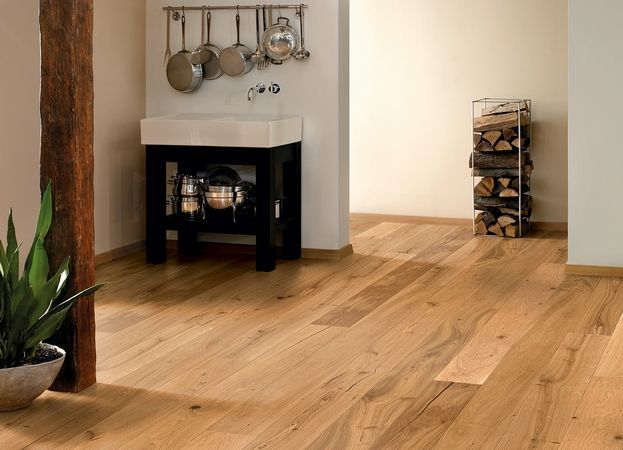 Eine Küche mit Holzboden und Spüle