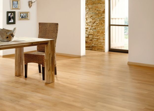 Ein Esszimmer mit einem Holztisch und Stühlen
