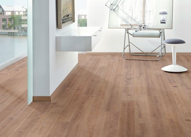 Ein Zimmer mit Holzboden und Schreibtisch