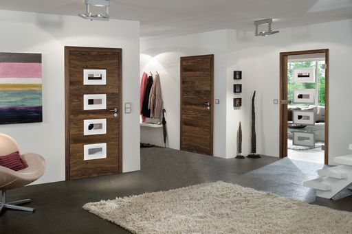 Ein Wohnzimmer mit Holztüren und einem Teppich