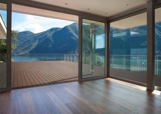 Ein leerer Raum mit Blick auf einen See und die Berge.