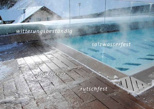Ein Schwimmbad mit der Aufschrift „witterungsbestandig salzwasserfest“