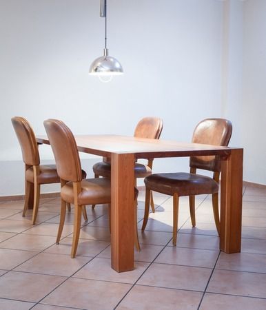 Ein Holztisch und Stühle in einem Esszimmer