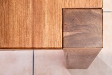 Eine Nahaufnahme eines Holztisches mit zwei verschiedenen Holzarten.