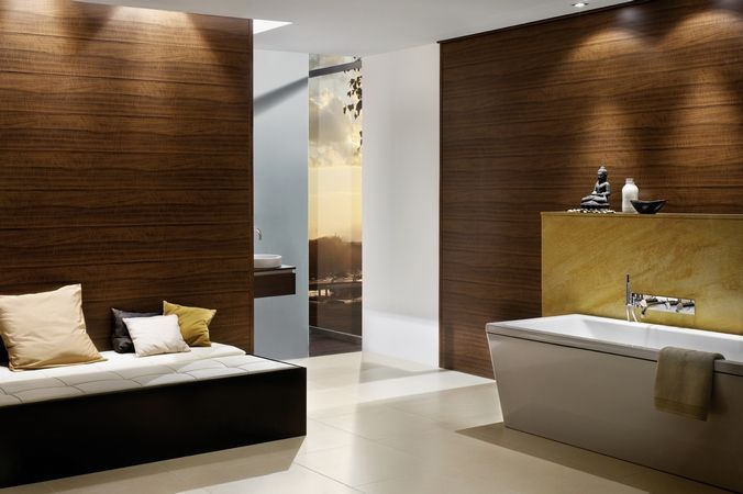 Ein Badezimmer mit Badewanne und Bett