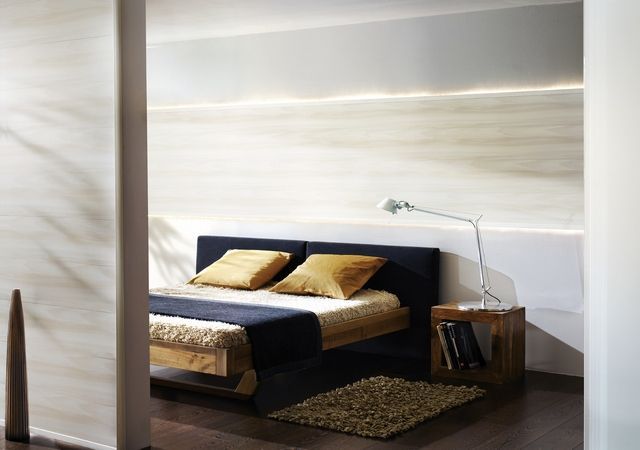 Ein Schlafzimmer mit einem Bett und einer Lampe auf dem Nachttisch