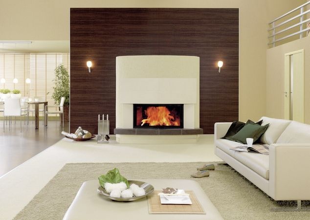 Ein Wohnzimmer mit Kamin und Couch