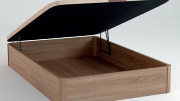 Una caja de madera con la tapa abierta sobre una superficie blanca.