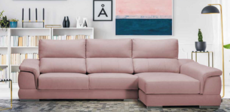 Un sofá seccional de color rosa está ubicado en una sala de estar.