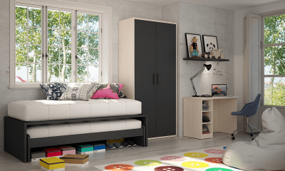 Un dormitorio con un sofá, un escritorio y un armario.