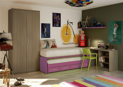 Un dormitorio con una cama morada y una silla verde.