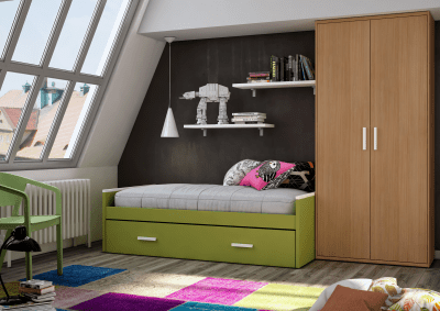 Un dormitorio con una cama verde, una silla, un armario y una ventana.