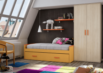 Un dormitorio con una cama amarilla, un armario y una silla.