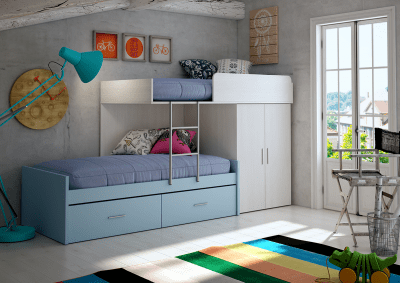 Un dormitorio con una litera y un escritorio.