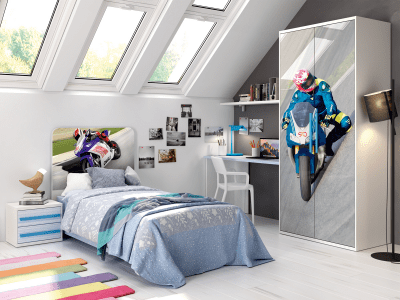 Un dormitorio con una cama y un armario con la imagen de una motocicleta.
