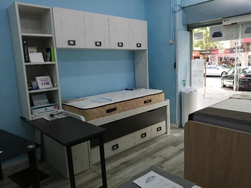 Una habitación con una cama y una mesa dentro.