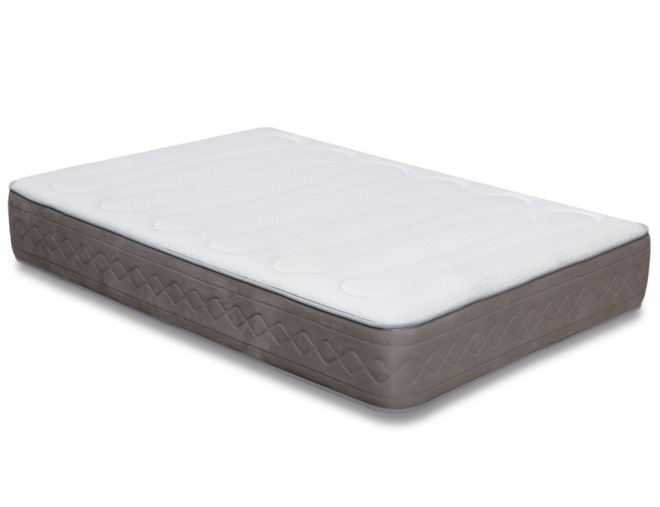 Un colchón con una funda blanca está sobre una superficie blanca.