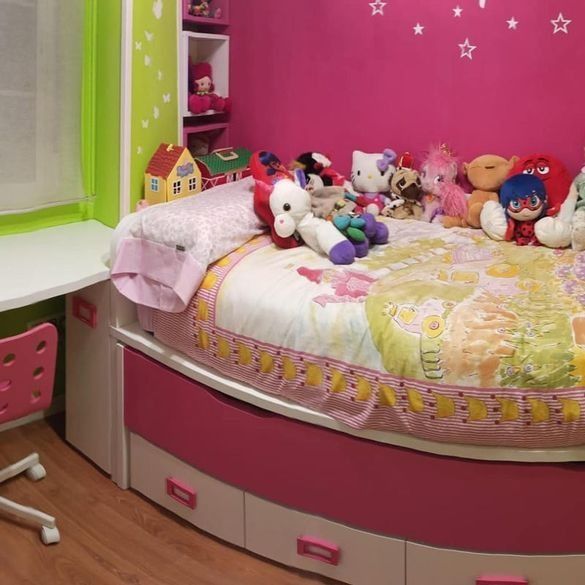 Una cama con muchos animales de peluche encima