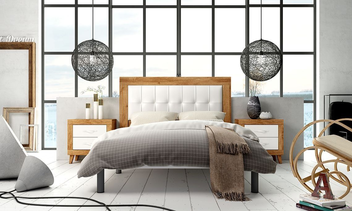 Un dormitorio con una cama, mesitas de noche y una gran ventana.