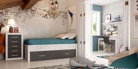 Un dormitorio con una cama, cómoda, escritorio y silla.