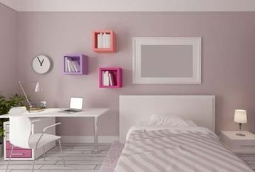 Un dormitorio con cama, escritorio, silla, reloj y estanterías.