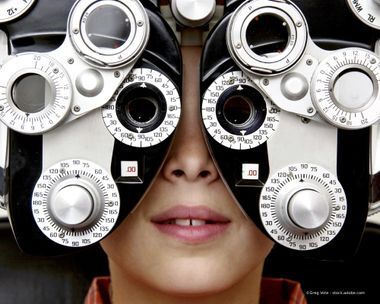 Augenarztpraxis Privatdozent Dr. med. Ch. Winkler von Mohrenfels Kind sitzt vor einem Augenmessgerät