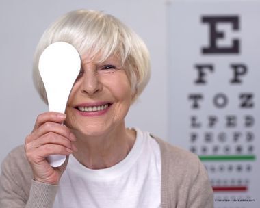 Augenarztpraxis Privatdozent Dr. med. Ch. Winkler von Mohrenfels Eine Frau hält sich ein Auge zu