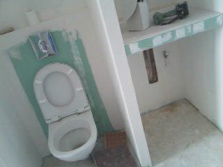 Salle de bains avec meuble et mirroir