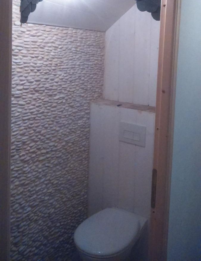 Salle de bains avec meuble simple vasque et douche 