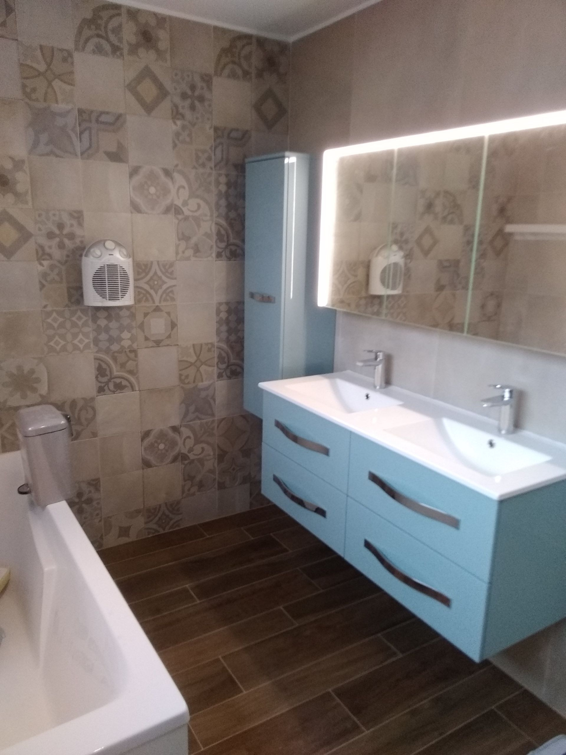 Salle de bains avec wc suspendu