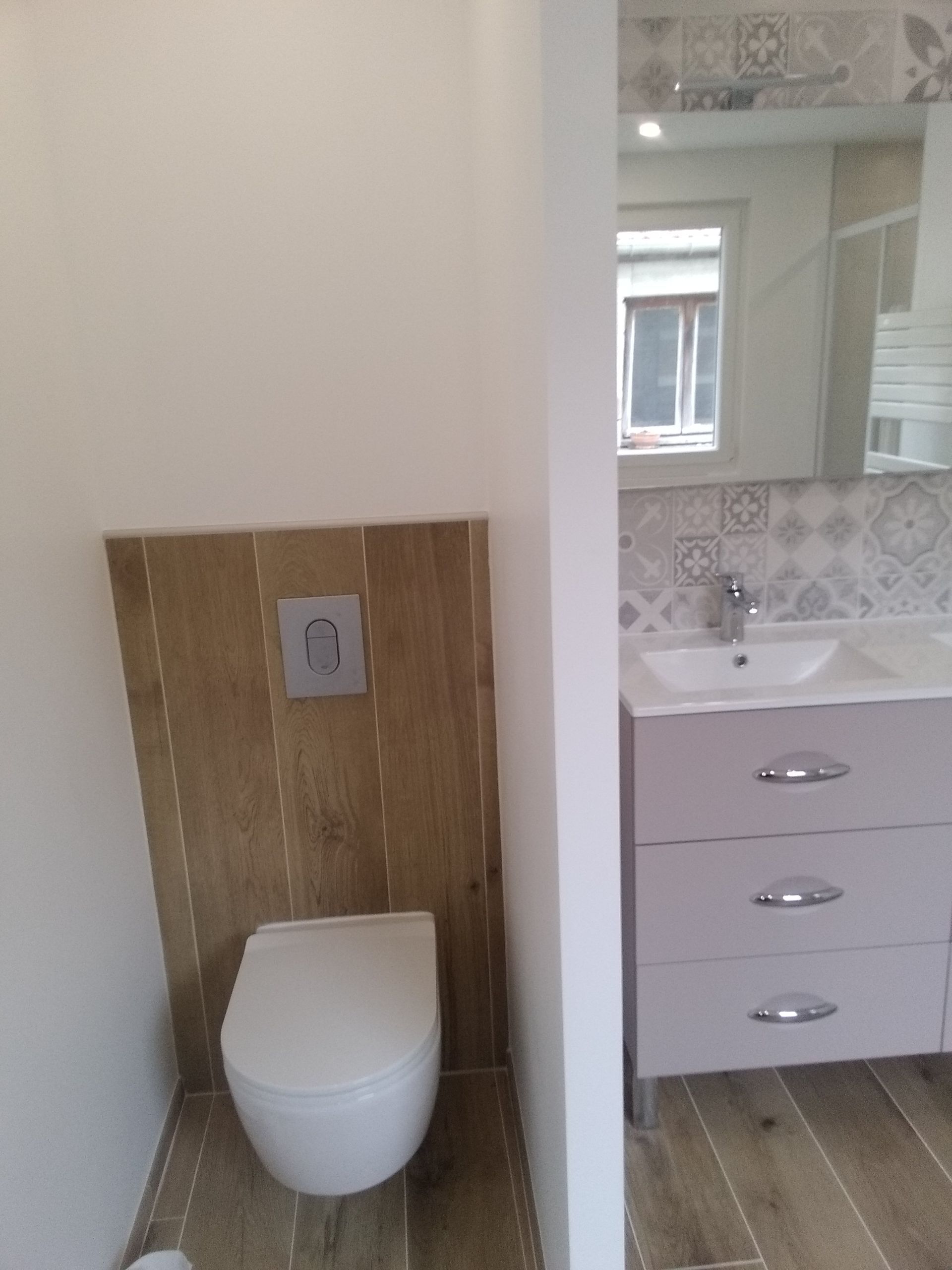 Salle de bains avec wc suspendu