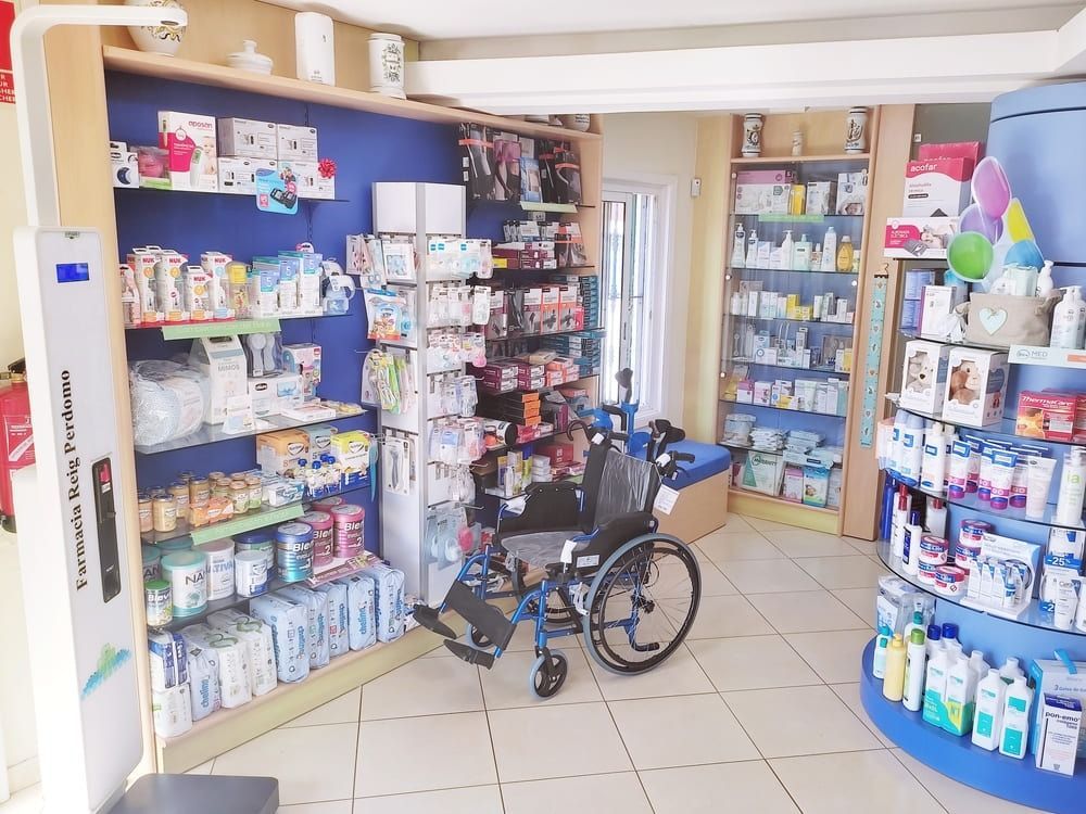 Una silla de ruedas está sentada en medio de una farmacia.