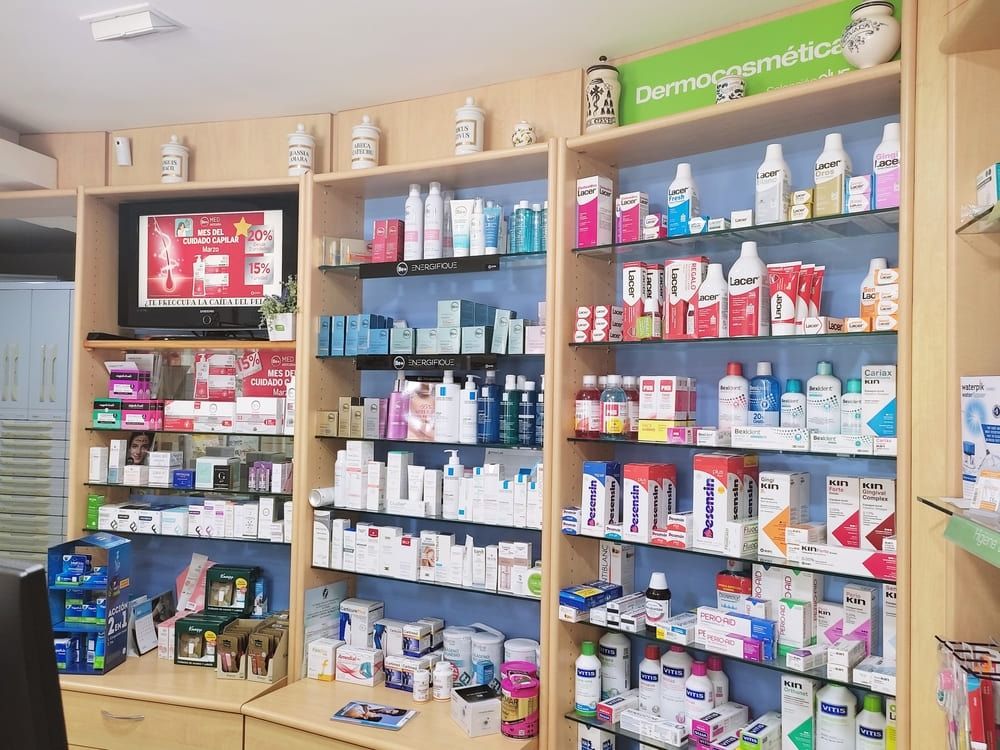 Una farmacia llena de muchos productos y un televisor.