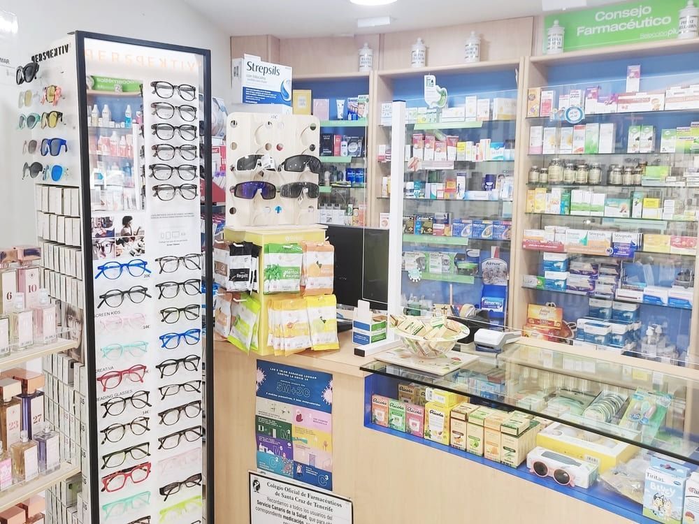 Una farmacia llena de muchos vasos y medicamentos.