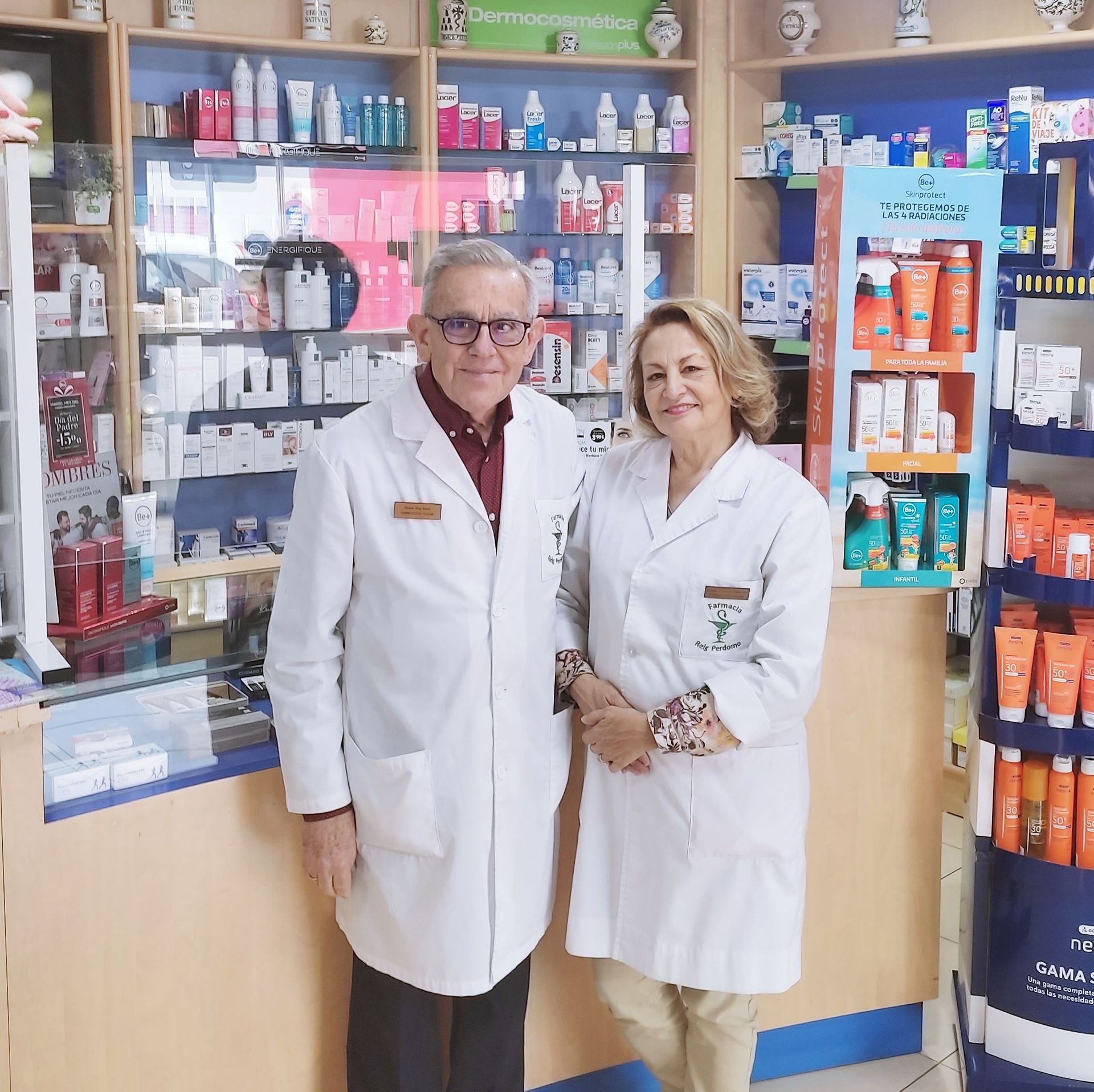 Un hombre y una mujer posan para una foto en una farmacia.