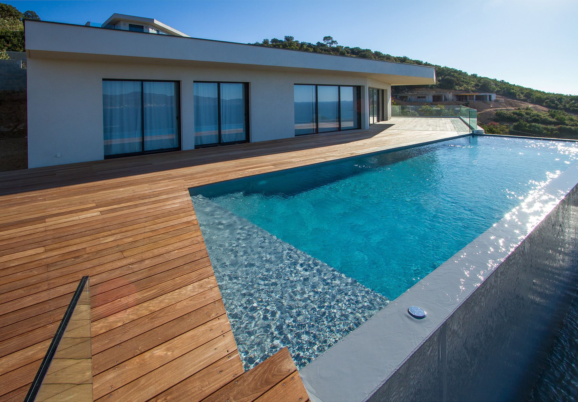 Piscine à débordement