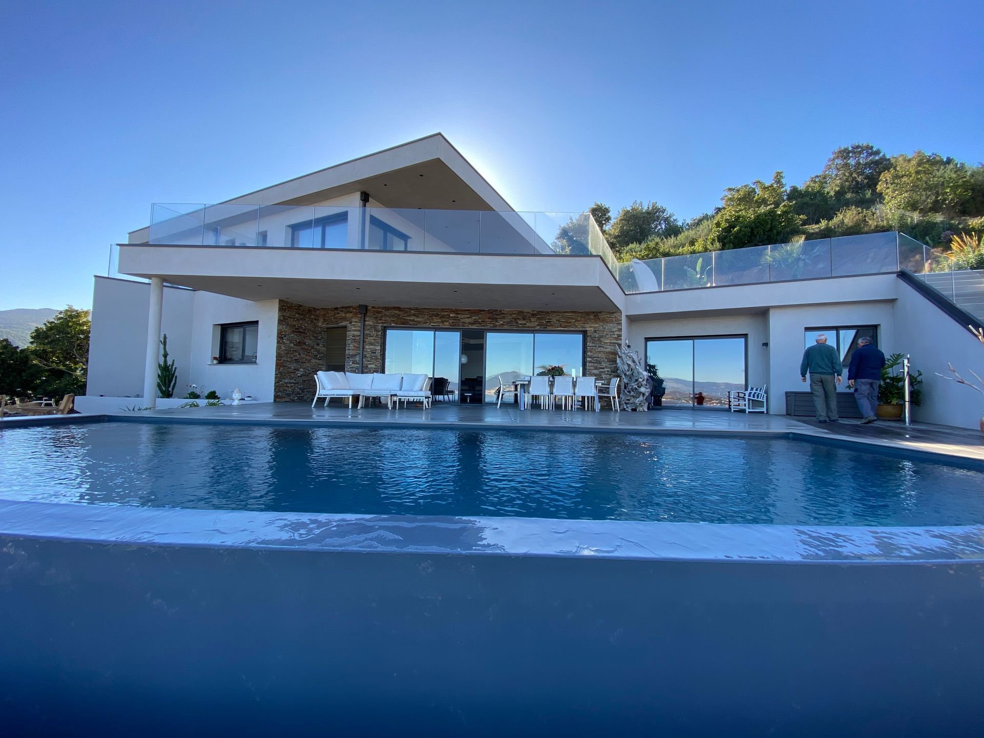 Maison contemporaine avec piscine à débordement à Ajaccio