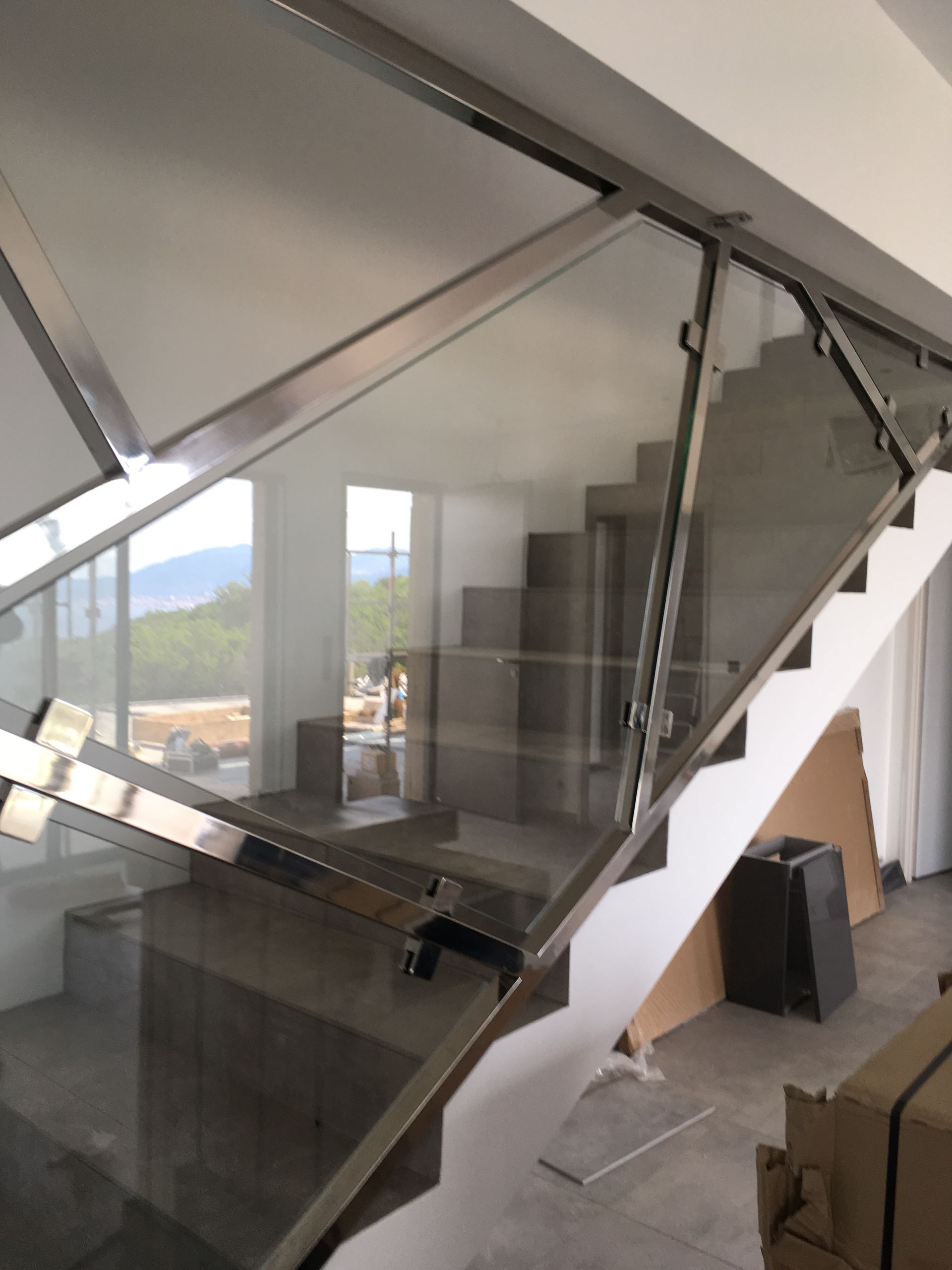 Escalier avec garde-corps en verre