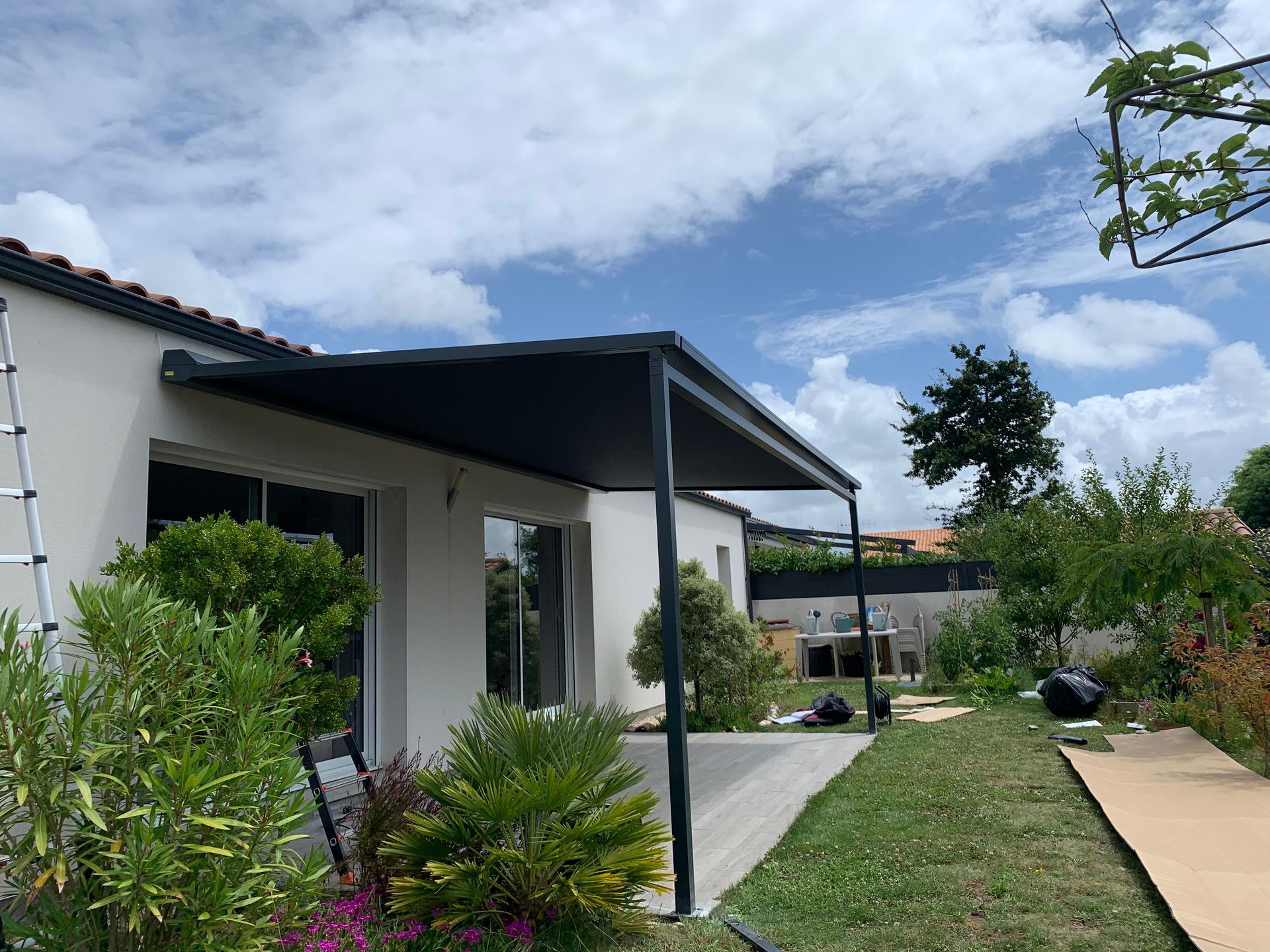 Pergola bioclimatique avec un store