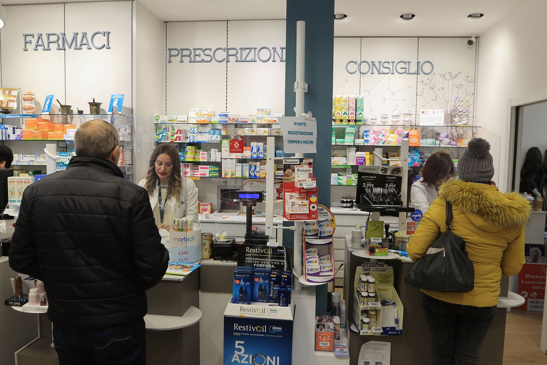 Persone al bancone della farmacia, prodotti sugli scaffali, servizio clienti.