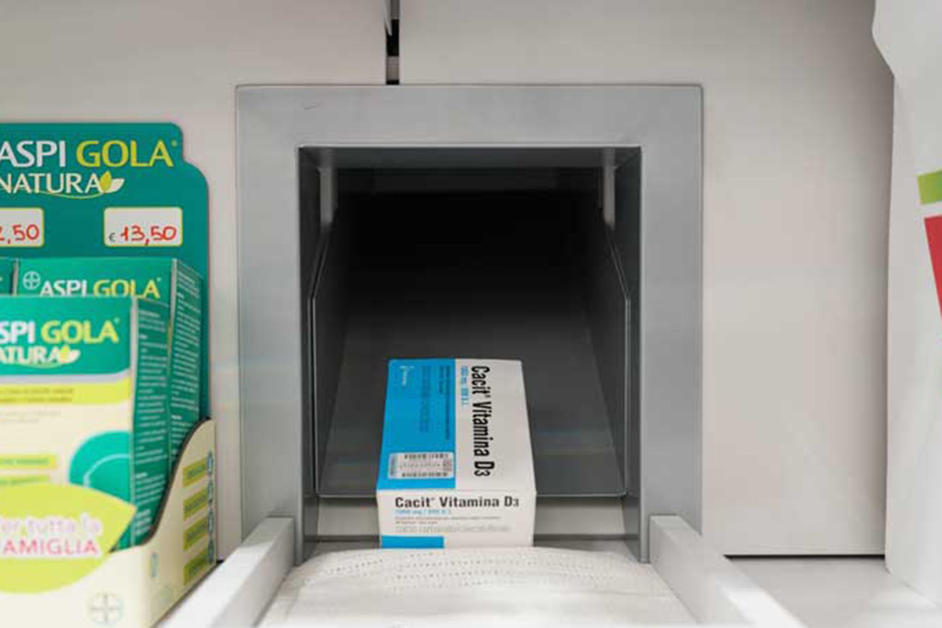 Una scatola di Cef Vitamina B6 si trova all'interno di un distributore automatico di farmaci.