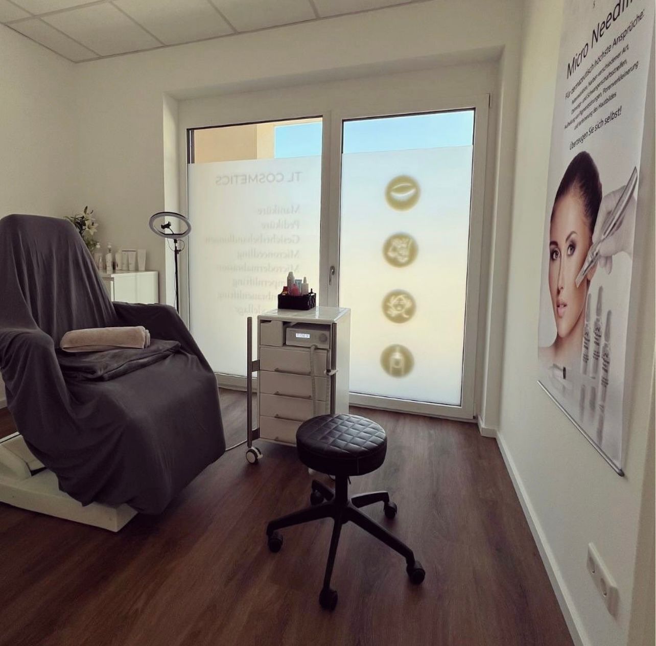 In einem Zimmer steht ein rosa Stuhl neben einem kleinen Tisch.