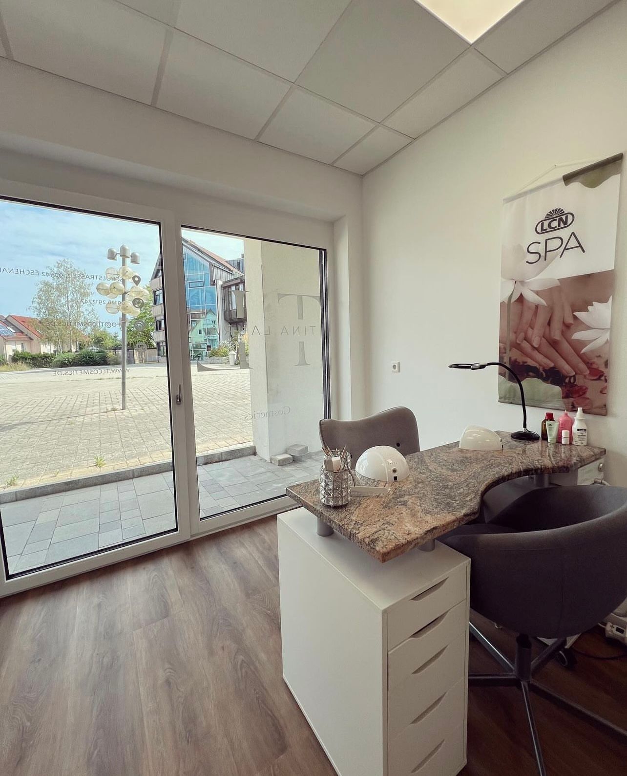 Ein Raum mit einem Tisch und Stühlen und einem großen Fenster.